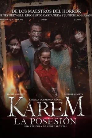 Pôster de horror. Menina sorrindo em primeiro plano, à frente de uma foto de família antiga com rostos riscados, envolta em chamas e escuridão.