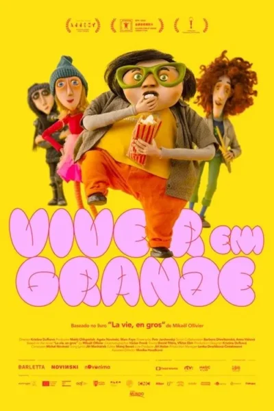 Pôster amarelo vivo com quatro figuras de stop-motion. Uma personagem central grande, de óculos, come pipoca, com outros peculiares ao redor.