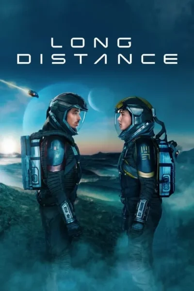 Um homem e uma mulher em trajes espaciais futuristas se encaram em um planeta alienígena azulado. Naves e uma grande lua no céu.
