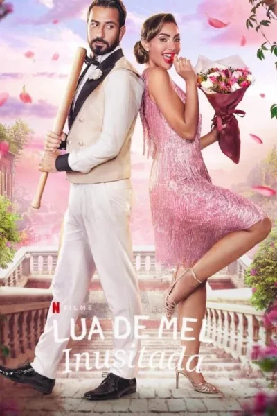 Casal de costas em cenário romântico. Ele sério com taco, ela sorri com buquê e vestido rosa. Pétalas caem. Clima divertido.