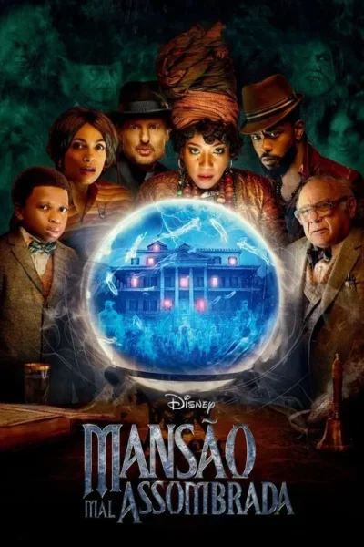 Grupo de 7 pessoas diante de uma bola de cristal azul. Dentro, uma mansão assombrada e fantasmas flutuantes. Fundo sombrio com faces fantasmagóricas. Atmosfera misteriosa.