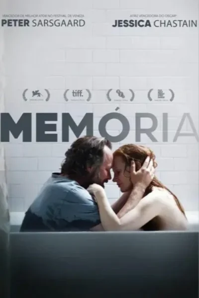 Um casal se abraça intimamente dentro de uma banheira. Seus rostos estão próximos, encostados. Fundo de azulejos brancos, clima emotivo.