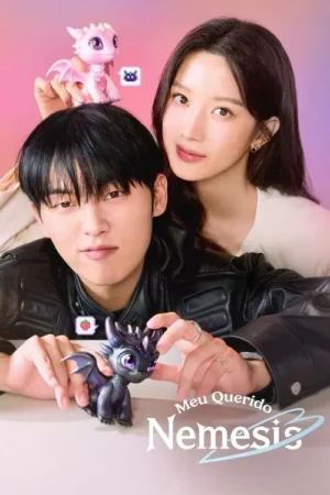 Um jovem homem asiático e uma mulher sorriem. Dragão rosa flutua acima do homem; um dragão roxo está à sua frente. Fundo vibrante rosa e roxo.