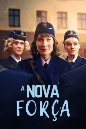 Três mulheres com uniformes azuis e chapéus oficiais. A do centro sorri suavemente, com edifícios antigos ao fundo.