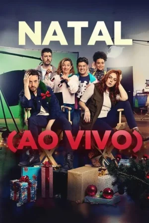 Seis atores diversos em um set de filmagem natalino com fundo verde, cercados por presentes. Clima cômico e caótico.