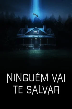 Pôster sombrio: casa antiga na floresta à noite, uma criatura é abduzida por um feixe de luz azul do céu.