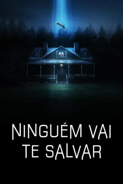 Pôster sombrio: casa antiga na floresta à noite, uma criatura é abduzida por um feixe de luz azul do céu.