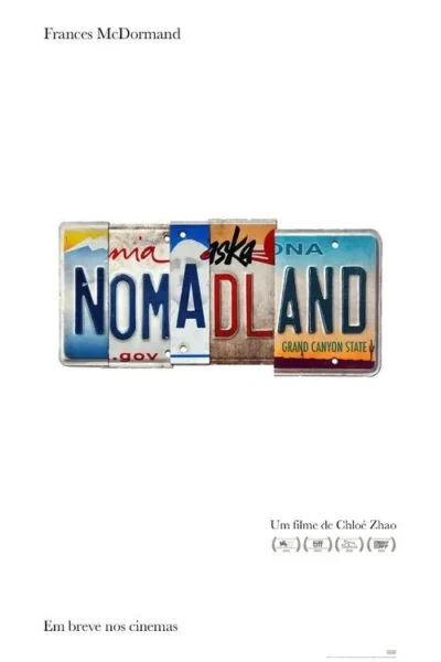 Pôster minimalista com uma colagem central de placas de carro americanas, antigas e coloridas, de vários estados. Fundo branco.