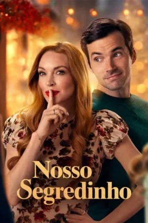 Pôster: Mulher ruiva em vestido floral fazendo shhh com um homem olhando por cima do ombro. Fundo quente e festivo com luzes.