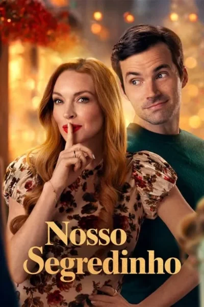 Pôster: Mulher ruiva em vestido floral fazendo shhh com um homem olhando por cima do ombro. Fundo quente e festivo com luzes.