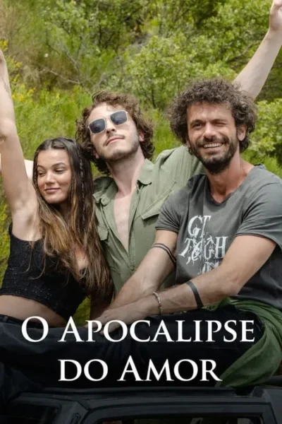Três amigos sorridentes, dois homens e uma mulher, em um cenário verde natural. Ela com braços erguidos, clima alegre e de aventura.