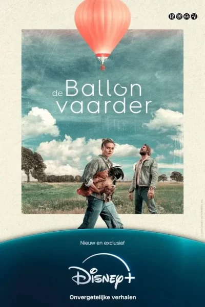 Pôster: Balão vermelho flutua sobre um campo. Mulher segura um galo, homem olha para o balão. Clima rural e aventureiro sob céu azul.