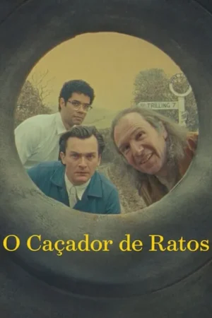 Três homens, um sorrindo, outros sérios, observam de um buraco escuro. Ao fundo, um campo com árvores e uma placa de estrada.