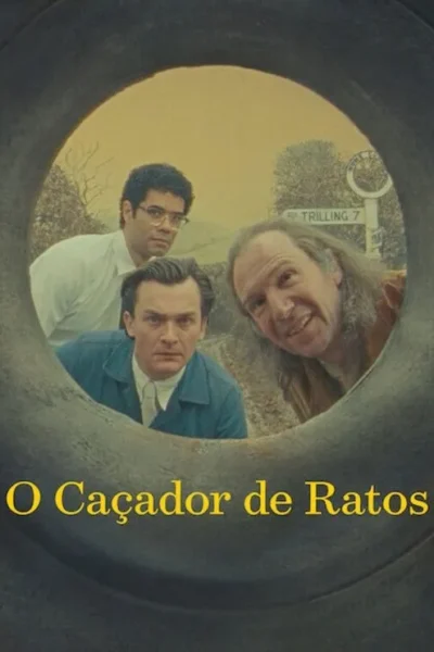 Três homens, um sorrindo, outros sérios, observam de um buraco escuro. Ao fundo, um campo com árvores e uma placa de estrada.