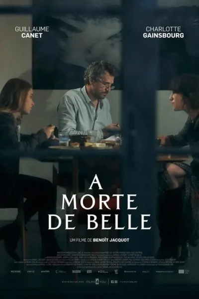 Três pessoas sentadas à mesa, um homem no centro entre duas mulheres. O clima é introspectivo e sombrio, com tons escuros.