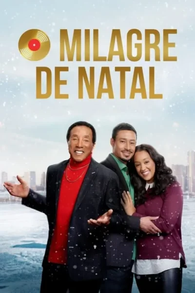 Pôster festivo: três pessoas sorrindo (homem idoso, casal jovem) em um cenário de inverno com neve caindo e cidade ao fundo.