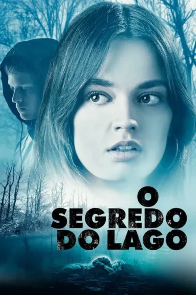 Pôster sombrio em tons de azul. Rosto de mulher assustada e homem à esquerda. Ao fundo, árvores nuas sobre um lago escuro com uma figura submersa.