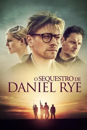 Três rostos sérios (um homem de óculos) e quatro silhuetas armadas contra um pôr do sol. Atmosfera tensa e dramática.