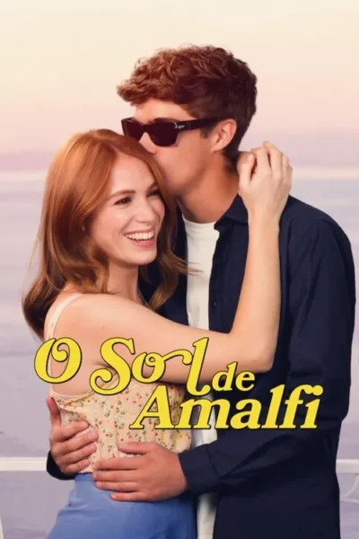 Casal jovem abraçado; ela sorri, ele a beija na testa com óculos escuros. Fundo desfocado de paisagem costeira, clima de verão.