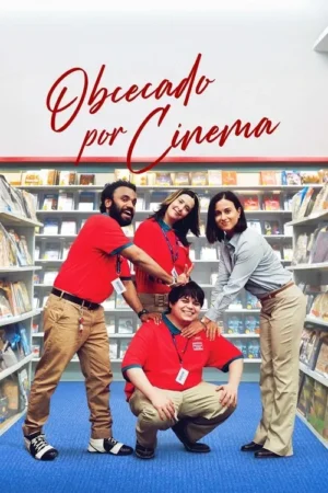 Quatro pessoas sorridentes, três de uniforme vermelho e uma de camisa, posam descontraídas entre prateleiras de filmes.