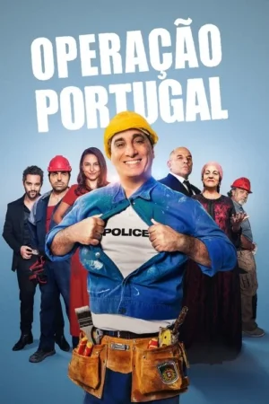 Homem de capacete amarelo sorri, revelando camiseta POLICE sob uniforme de operário. Seis personagens diversos ao redor. Clima cômico.