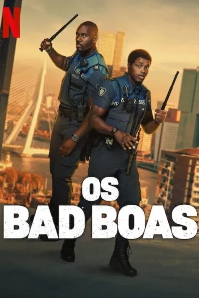 Dois policiais negros em uniformes azuis com cassetetes, prontos para a ação. Fundo: cidade moderna com ponte e arranha-céus.