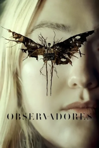 Pôster sombrio: rosto de mulher loira. Mariposa escura de galhos e folhas com um esqueleto cobre o olho, raízes pendem.