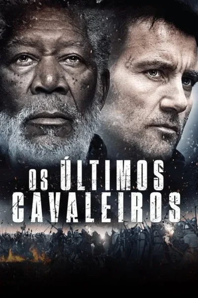 Rostos de um homem idoso e um jovem. Abaixo, uma batalha medieval de cavaleiros em meio a fumaça e fogo. Clima sombrio de guerra.