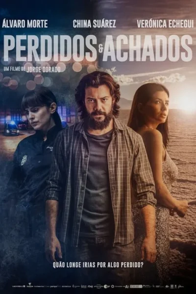 Pôster dividido. Homem barbudo central, olhar intenso. À esq., policial em cena noturna azul. À dir., mulher em vestido num deserto ensolarado. Mistério e drama.