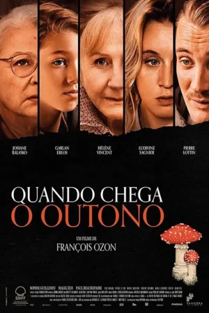 Pôster escuro com cinco rostos sérios em tons quentes no topo. Abaixo, dois cogumelos vermelhos e brancos, criando um clima misterioso e outonal.