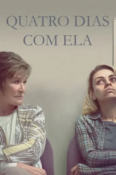 Duas mulheres. Uma mais velha, preocupada. Uma jovem, exausta e com rosto sujo, olha para cima. Cenário simples.