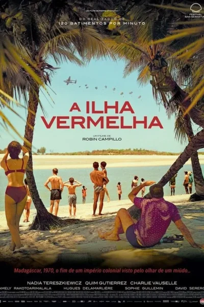 Várias pessoas em uma praia tropical com palmeiras e águas claras, observando um avião e paraquedistas no céu azul. Clima nostálgico.