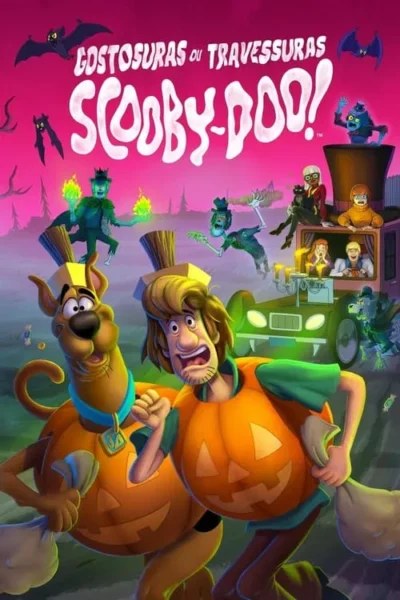 Scooby e Salsicha em fantasias de abóbora correm assustados. Outros personagens no carro e fantasmas verdes voam num cenário de Halloween rosa.