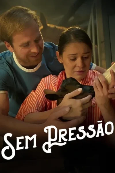 Mulher aflita alimenta um bezerro com mamadeira, enquanto um homem a observa sorrindo. Cena rural, clima terno e de cuidado.