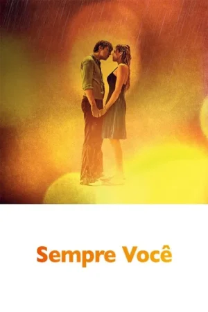 Casal apaixonado, de mãos dadas, quase se beija na chuva. Iluminação quente e etérea em tons laranja e amarelo. Clima romântico.