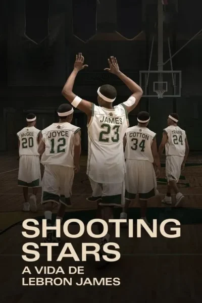 Cinco jogadores de basquete com uniformes brancos em uma quadra. O central levanta os braços em triunfo; os outros observam a cesta. Clima inspirador.