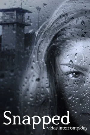 Rosto de mulher em tons de cinza, meio coberto por gotas de chuva. Fundo escuro com torre de guarda. Clima sombrio e dramático.