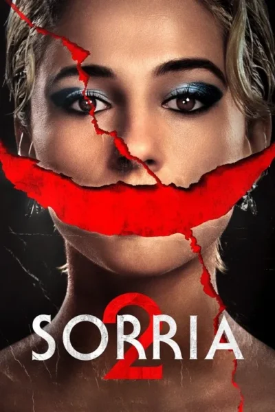 Close-up do rosto de uma mulher. Uma fenda vermelha e irregular, como um sorriso rasgado e sangrento, cobre a boca e parte do nariz. Olhar intenso, maquiagem escura.