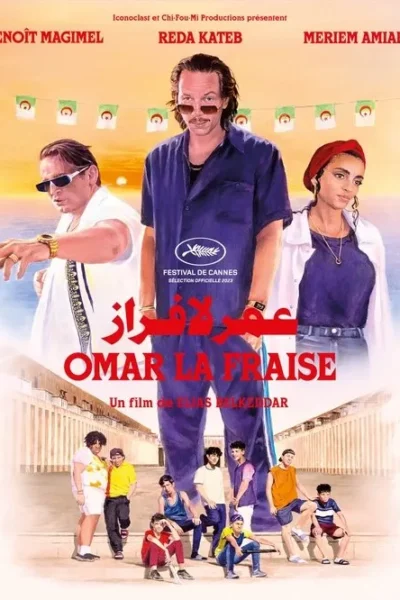 Pôster vibrante: Homem de bigode no centro, outro de branco à esquerda, e uma mulher à direita. Pôr do sol na praia, bandeiras e um grupo de jovens abaixo.