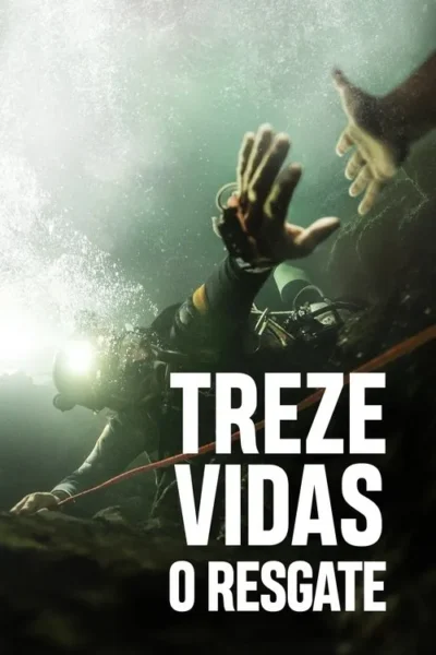Um mergulhador com luz na testa estende a mão sob a água escura e turva. Uma segunda mão surge do alto, alcançando-o.