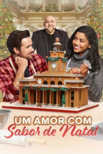 Três pessoas sorridentes, um casal focado numa casa de biscoito de Natal. Fundo natalino com árvores decoradas. Clima festivo.