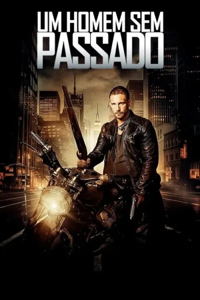 Homem barbudo de jaqueta de couro, com rifle e pistola, ao lado de moto em rua noturna. Cidade sombria ao fundo. Ação e suspense.