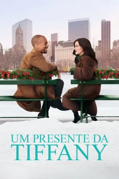 Homem e mulher sorriem em banco decorado com guirlandas de Natal, em parque nevado com skyline da cidade. Clima romântico e festivo.