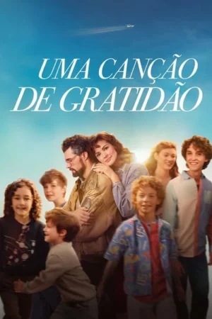 Um casal sorridente e seis crianças felizes em um dia claro, sob um céu azul com um avião. Clima familiar e alegre.