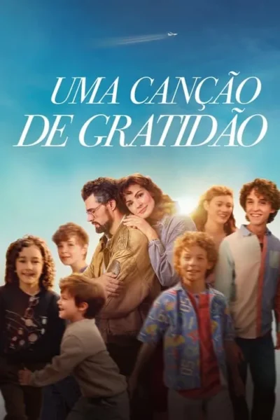Um casal sorridente e seis crianças felizes em um dia claro, sob um céu azul com um avião. Clima familiar e alegre.