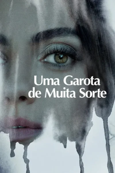 Pôster: Close-up do rosto de uma mulher. Um olho claro olha fixamente, enquanto tinta escura escorre em sua pele e cabelo, sugerindo mistério e drama.