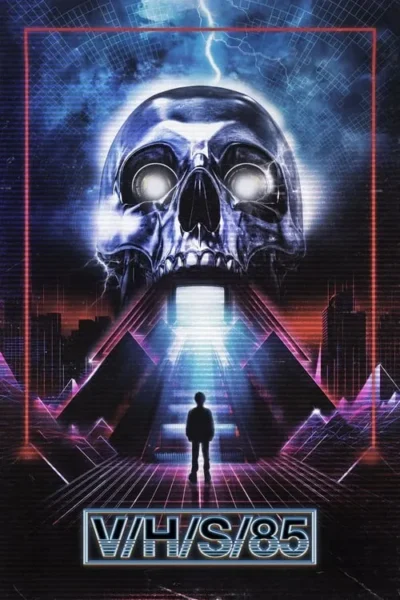 Pôster retro-futurista com crânio metálico gigante de olhos brilhantes sobre figura solitária em cenário urbano neon com pirâmides e relâmpagos.