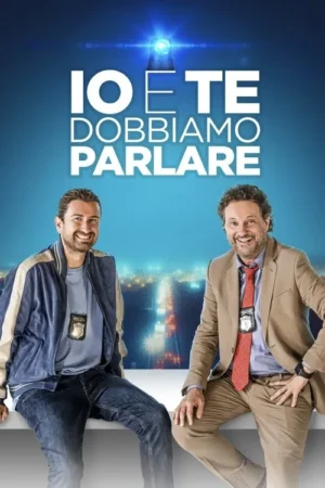 Dois homens sorridentes, um jovem e outro mais velho, usam distintivos policiais. Estão sentados à frente de uma cidade noturna com uma sirene no alto.
