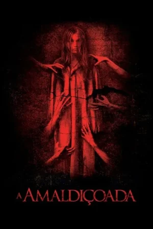 Pôster sombrio: Mulher com cabelo bagunçado envolta por mãos pálidas num fundo vermelho e preto rachado. Olhar intenso e angustiante.