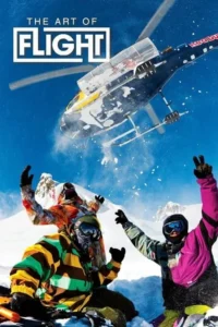 Três snowboarders em trajes coloridos levantam os braços. Um helicóptero voa baixo sobre eles em montanhas nevadas. Clima de aventura e ação.